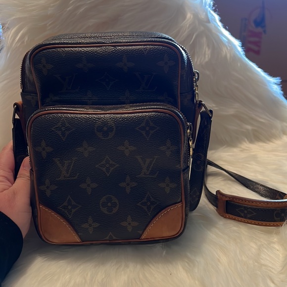 Louis Vuitton crossbody - Picture 2 of 8